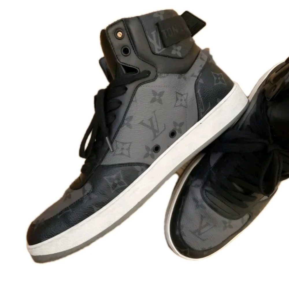 LOUIS VUITTON LV RIVOLI (UNISEX) SNEAKERS EU 40 US MENS 7.5 US WMNS SIZE 9 (EUC)